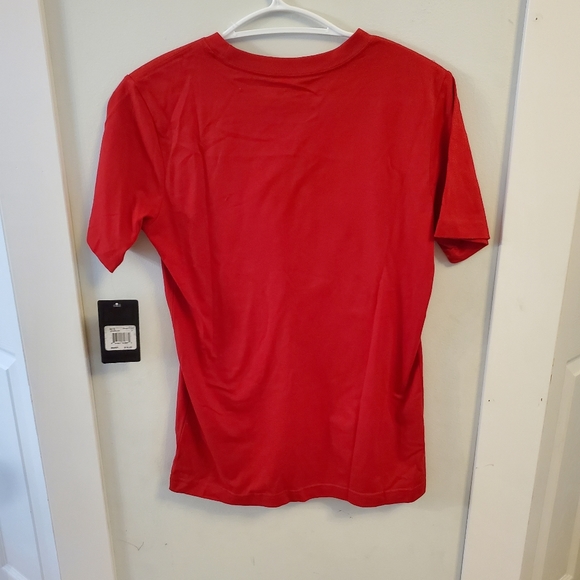 A red t-shirt - Picture 2 of 4